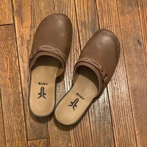 FRYE clogs